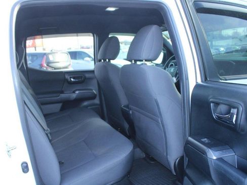 Used 2017 Toyota Tacoma TRD Off-Road image 12