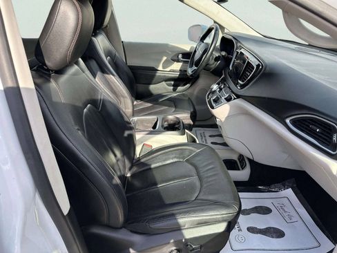 Used 2020 Chrysler Pacifica Touring-L Plus FWD image 22