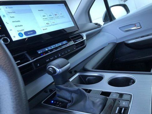 Certified 2025 Toyota Sienna XLE FWD image 30