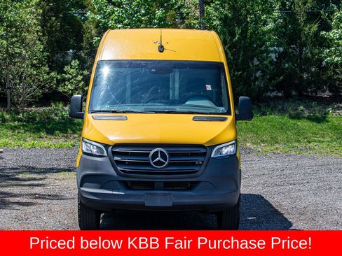Used 2021 Mercedes-Benz Sprinter 2500 image 2