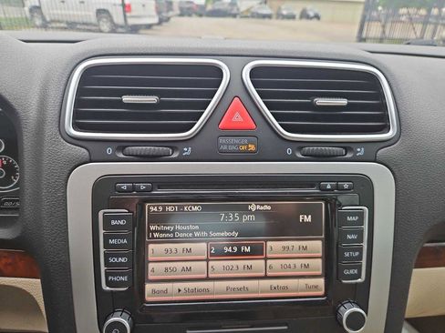 Used 2012 Volkswagen Eos Lux FWD image 17