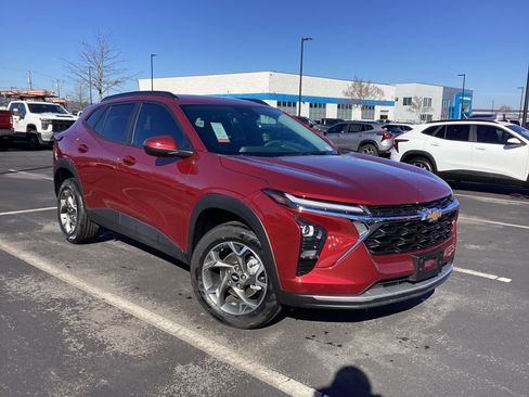 Used 2025 Chevrolet Trax LT image 7