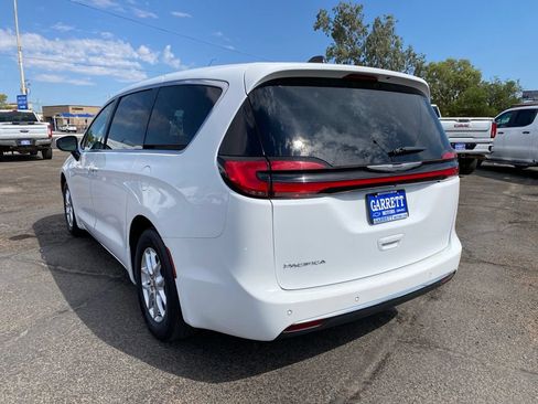 Used 2023 Chrysler Pacifica Touring-L FWD image 21