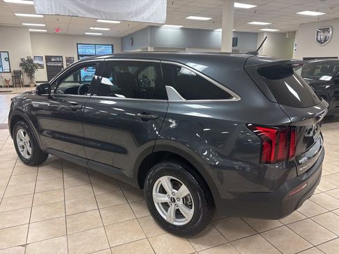 Used 2023 Kia Sorento LX image 4