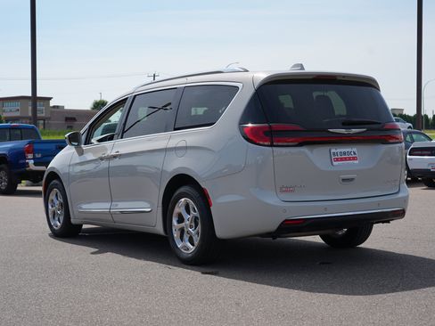 Used 2021 Chrysler Pacifica Limited AWD/4WD image 5