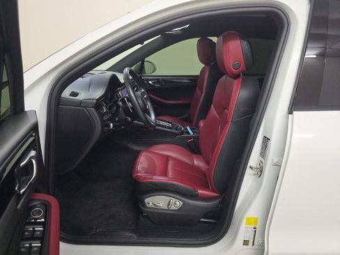 Used 2024 Porsche Macan AWD/4WD image 3