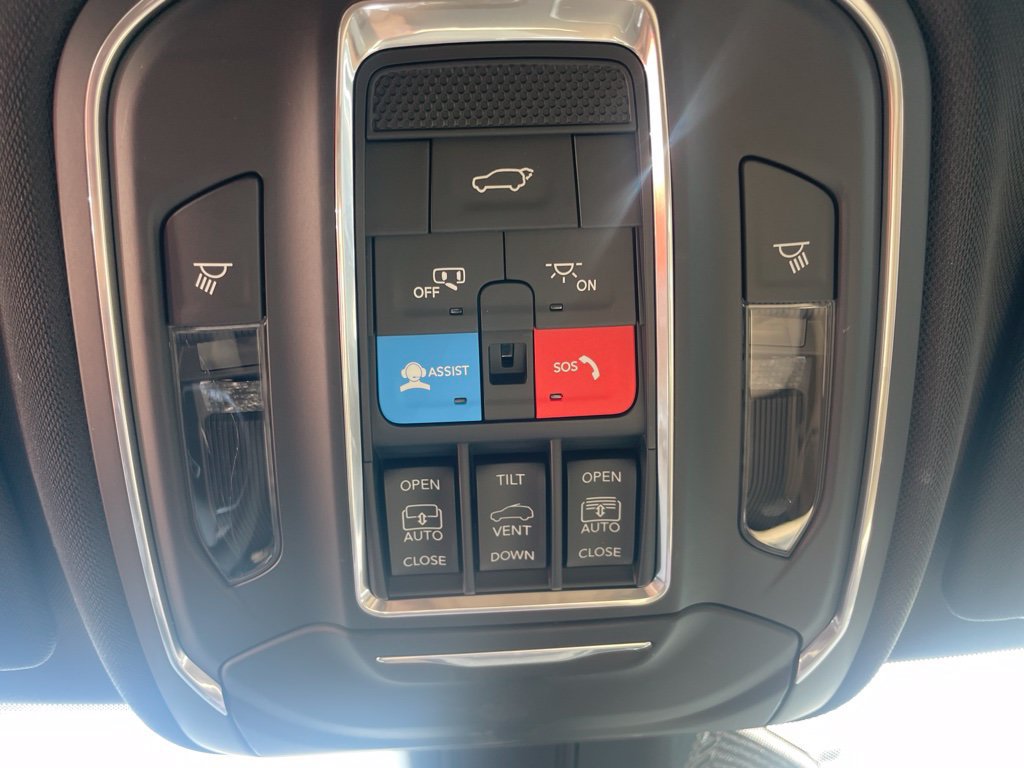 Used 2023 Jeep Grand Cherokee Limited w/ Luxury Tech Group II AWD/4WD image 20