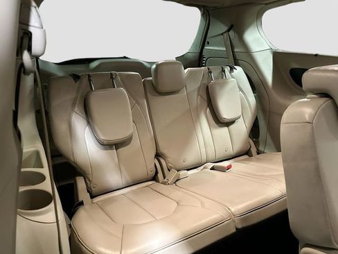 Used 2017 Chrysler Pacifica Touring-L image 28