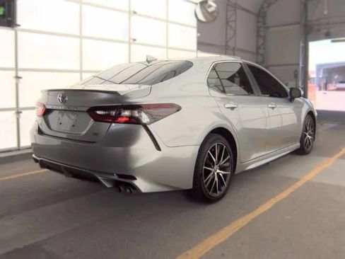 Used 2021 Toyota Camry SE FWD image 5