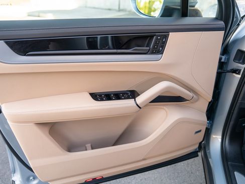 Certified 2025 Porsche Cayenne AWD/4WD image 10
