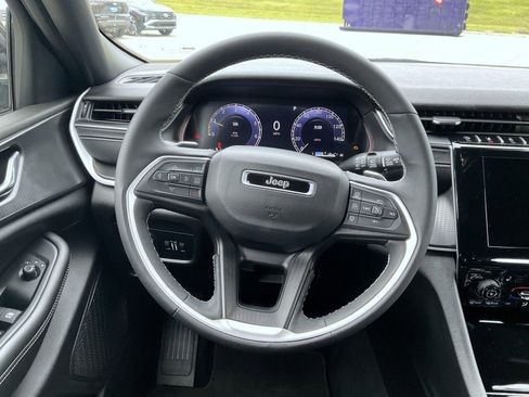 Used 2024 Jeep Grand Cherokee Altitude AWD/4WD image 13