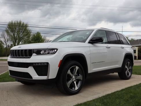 Used 2026 Jeep Grand Cherokee Limited AWD/4WD image 7