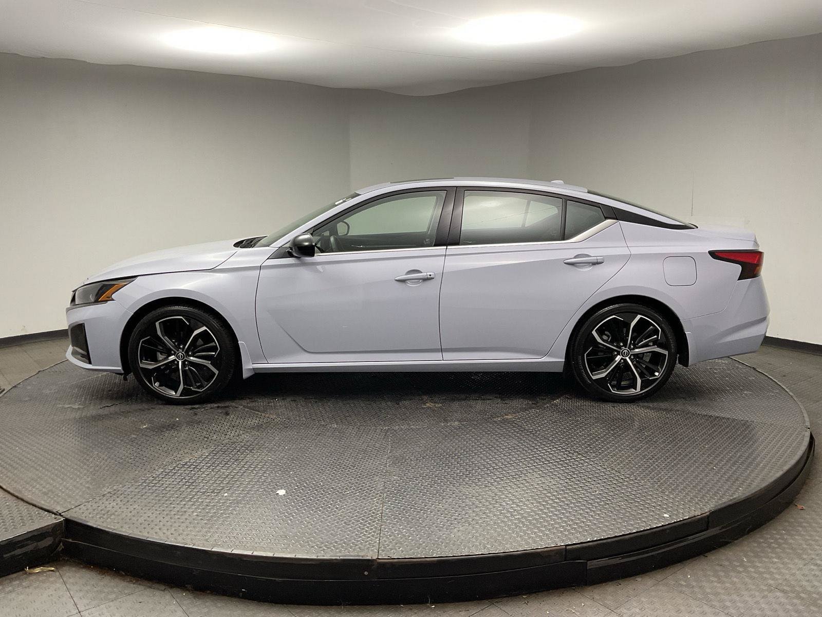 Used 2024 Nissan Altima 2.5 SR w/ SR Premium Package FWD image 4