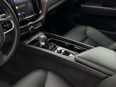 Used 2023 Volvo XC60 B5 Plus image 23