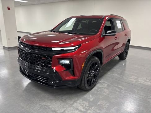 Used 2024 Chevrolet Traverse RS image 3