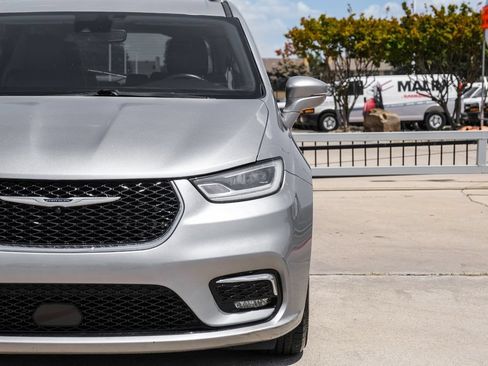 Used 2021 Chrysler Pacifica Touring-L FWD image 51