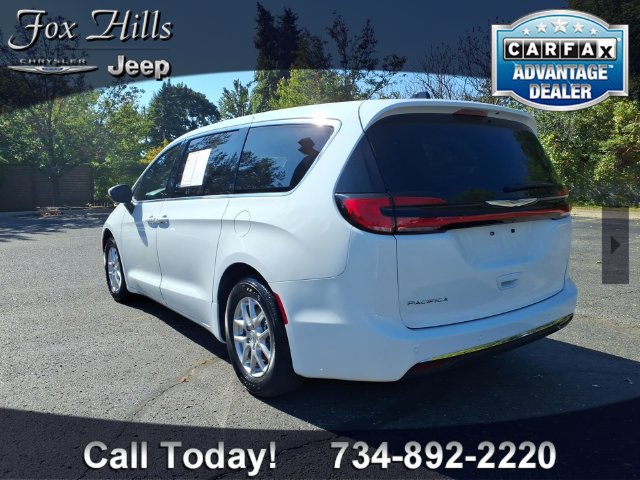 Used 2023 Chrysler Pacifica Touring-L FWD image 6
