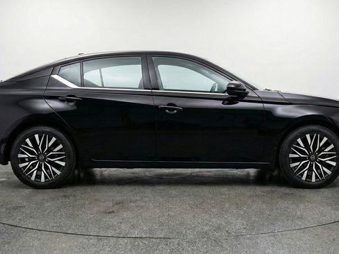 Used 2025 Nissan Altima 2.5 SV FWD image 11