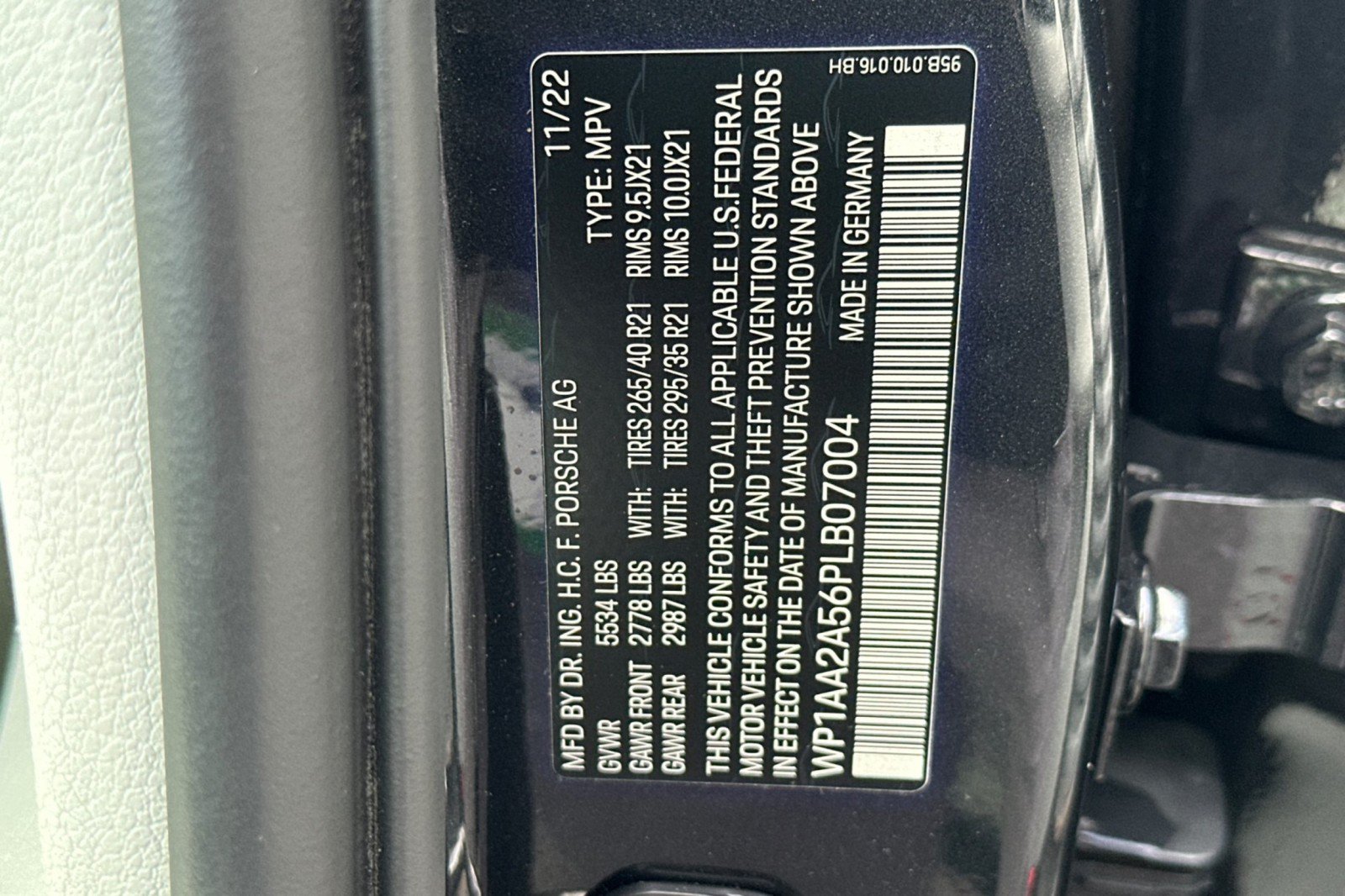 Certified 2023 Porsche Macan AWD/4WD image 29