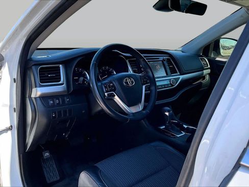 Used 2017 Toyota Highlander Plus FWD image 16
