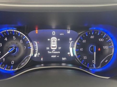 Used 2024 Chrysler Pacifica Touring-L image 39