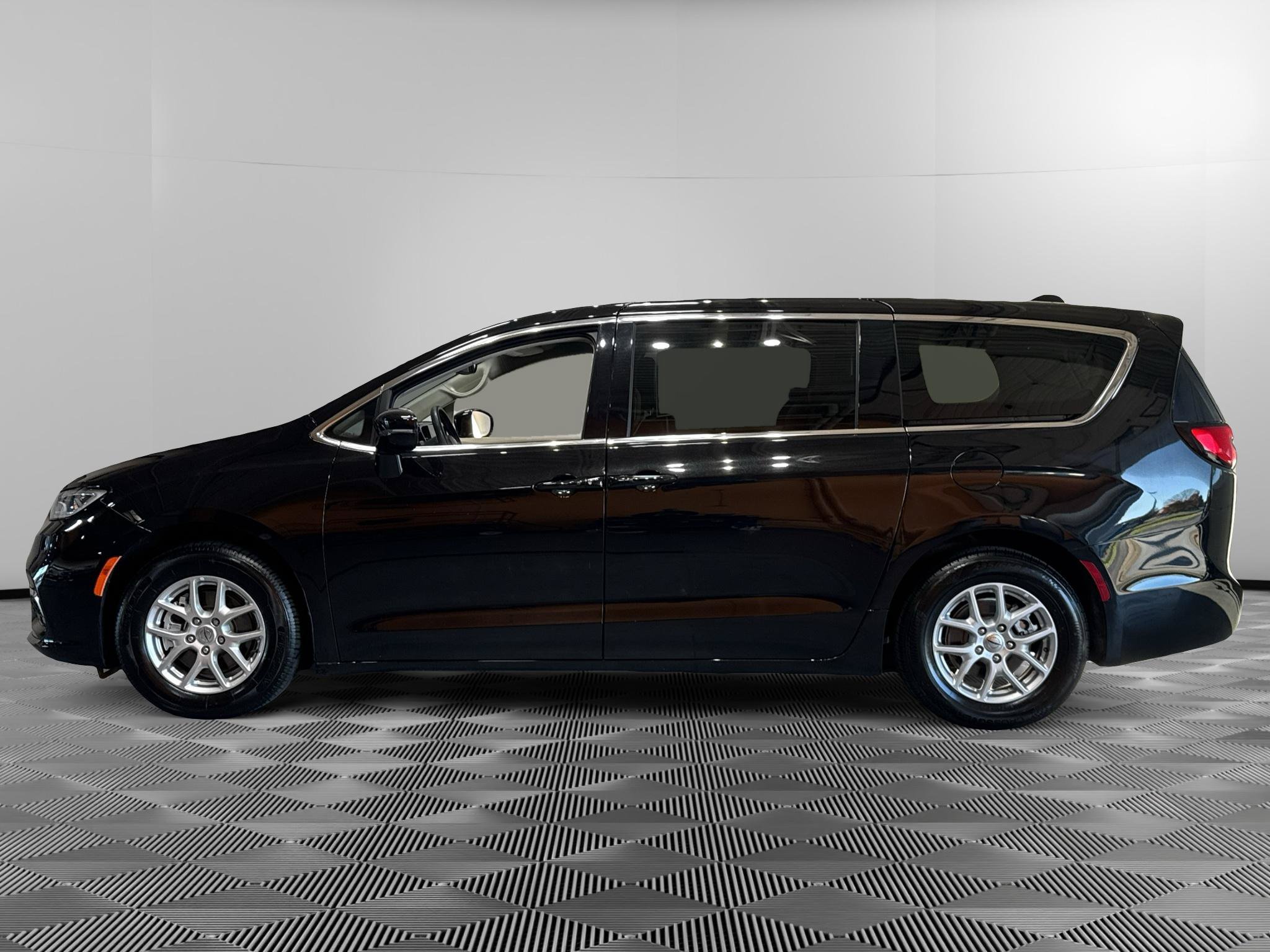 Used 2024 Chrysler Pacifica Touring-L FWD image 2