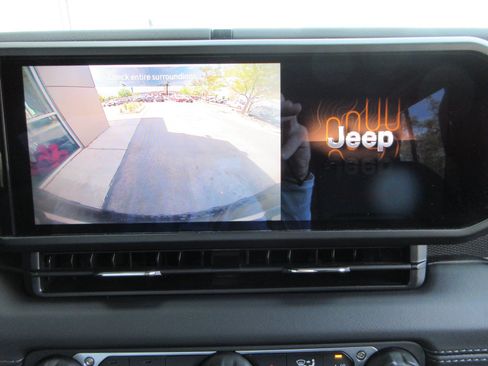 Used 2025 Jeep Wrangler Unlimited Rubicon w/ Convenience Group AWD/4WD image 43
