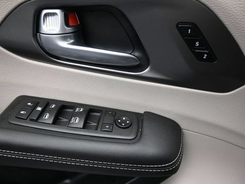 Used 2024 Chrysler Pacifica Touring-L FWD image 14
