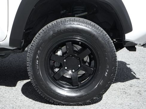 Used 2018 Toyota Tacoma TRD Off-Road w/ Technology Package image 40