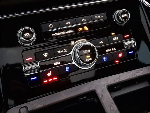 Used 2024 Lincoln Navigator Reserve image 16