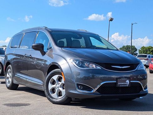 Used 2017 Chrysler Pacifica Touring-L Plus image 34