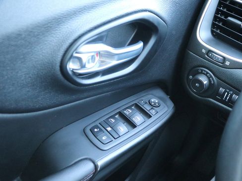 Used 2022 Jeep Cherokee Trailhawk image 11