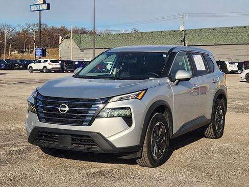 Used 2024 Nissan Rogue SV image 3