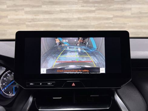 Used 2024 Toyota Venza XLE image 9