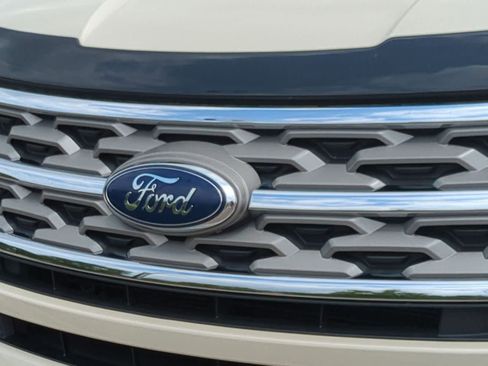 Used 2018 Ford Explorer XLT w/ Equipment Group 202A AWD/4WD image 12