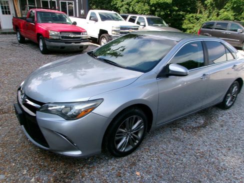 Used 2015 Toyota Camry SE FWD image 2