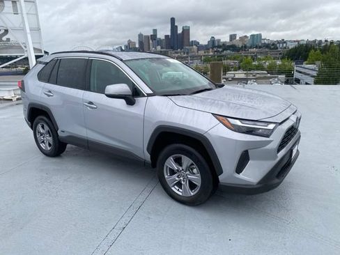 Used 2022 Toyota RAV4 XLE w/ XLE Grade Weather Package AWD/4WD image 32