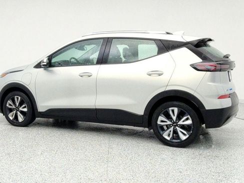 Used 2022 Chevrolet Bolt EUV LT w/ Convenience Package image 7