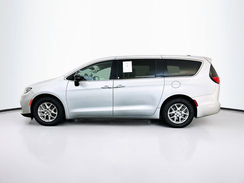 Used 2024 Chrysler Pacifica Touring-L FWD image 4