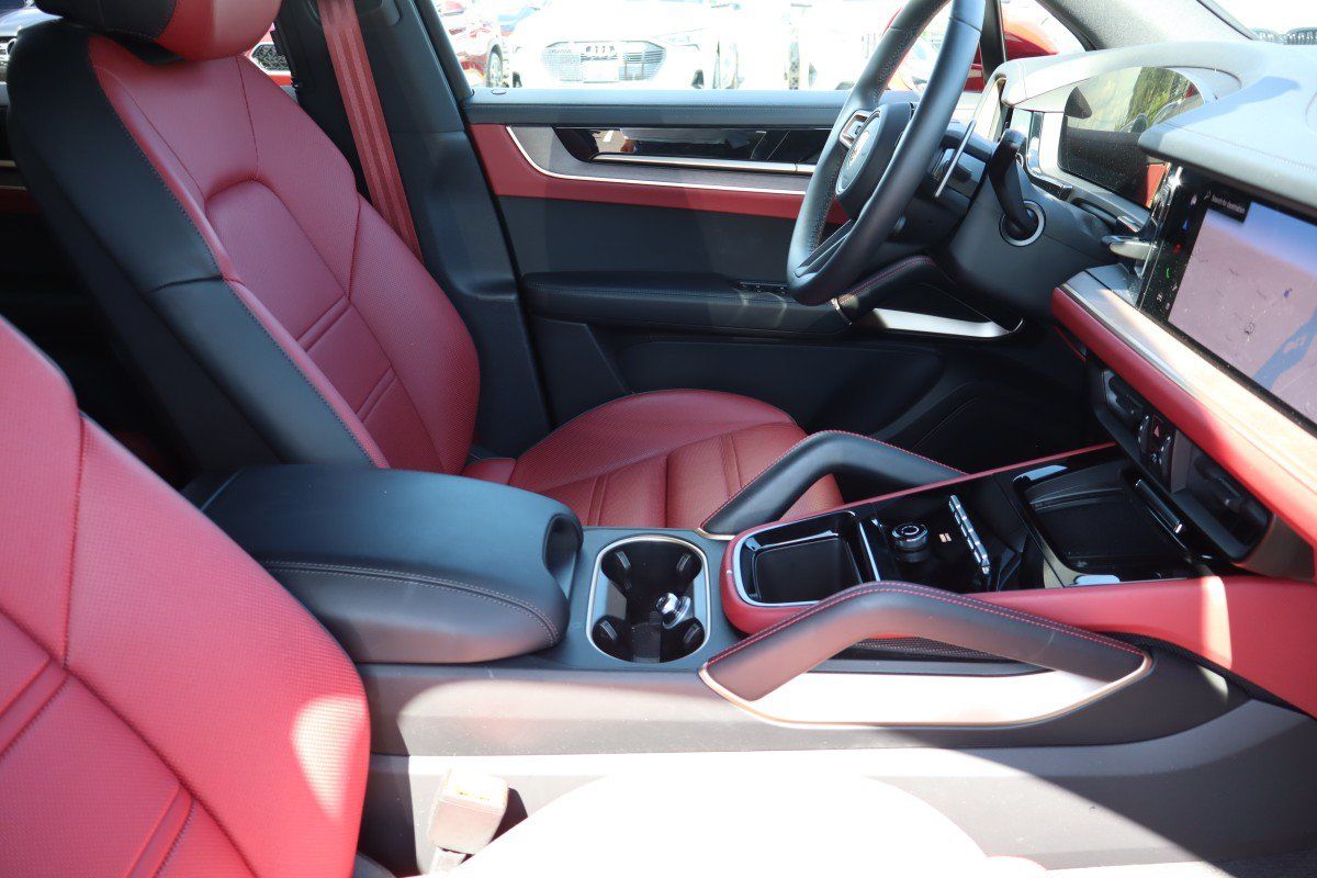 Used 2025 Porsche Cayenne E-Hybrid AWD/4WD image 14
