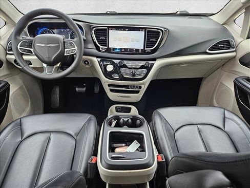 Used 2023 Chrysler Pacifica Touring-L FWD image 16