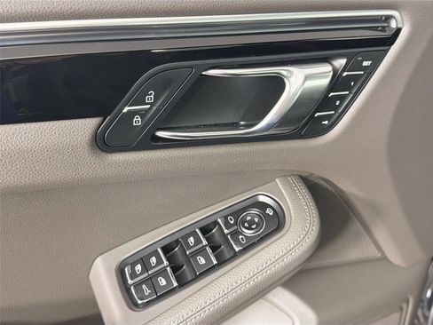 Certified 2023 Porsche Macan S AWD/4WD image 31