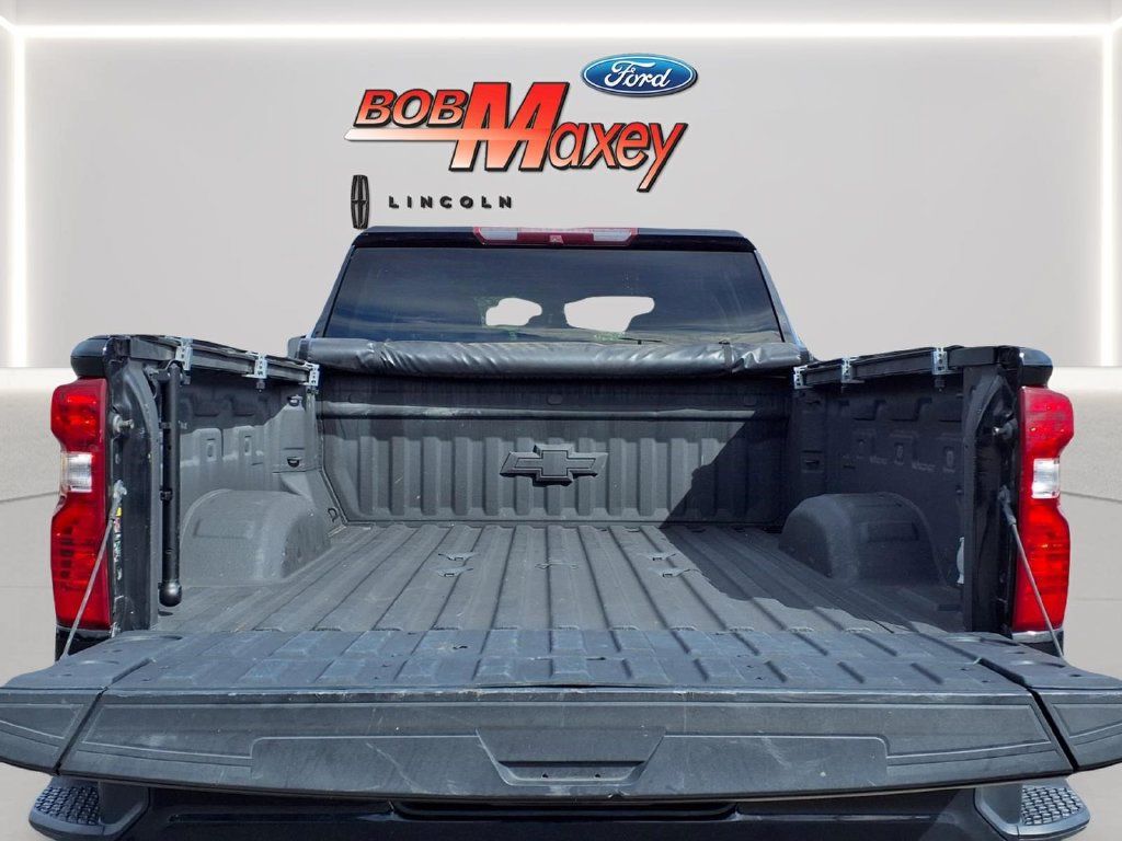 Used 2022 Chevrolet Silverado 2500 Custom w/ Custom Value Package AWD/4WD image 9
