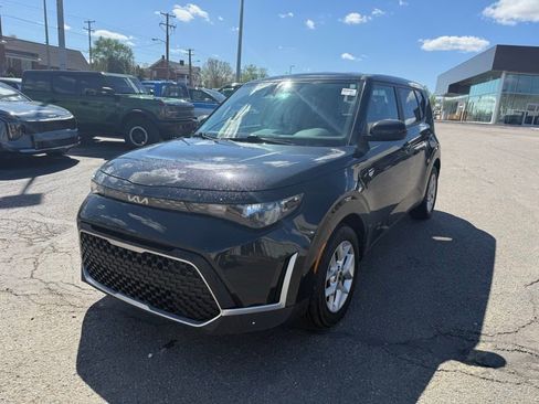 Used 2023 Kia Soul LX w/ LX Technology Package image 3