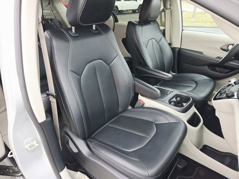 Used 2024 Chrysler Pacifica Touring-L image 17