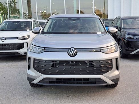 New 2026 Volkswagen Tiguan SE FWD image 2