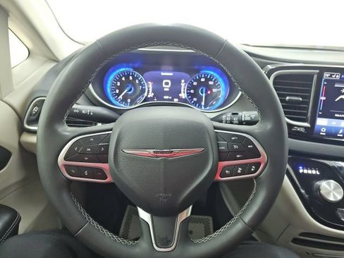 Used 2023 Chrysler Pacifica Touring-L FWD image 6