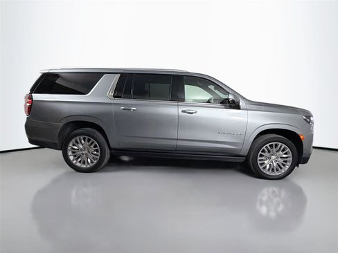 Used 2024 Chevrolet Suburban High Country RWD image 4