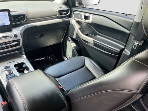 Used 2022 Ford Explorer XLT w/ Equipment Group 202A AWD/4WD image 24