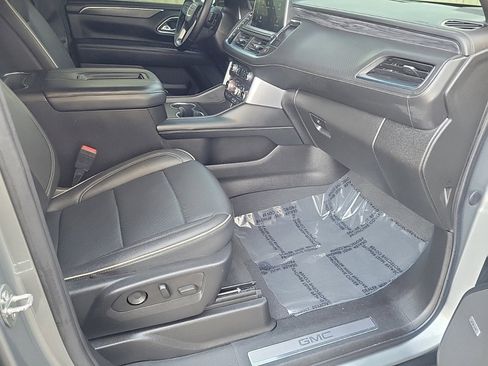 Used 2023 GMC Yukon XL SLT w/ SLT Premium Package image 13